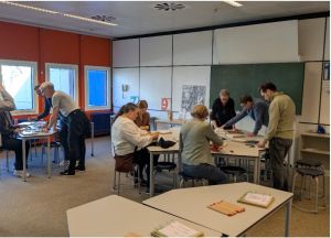 Unter Anleitung von Maria Pohlgeers experimentieren die Teilnehmer*innen und und erleben Physik, Mathematik und Technik spielerisch.