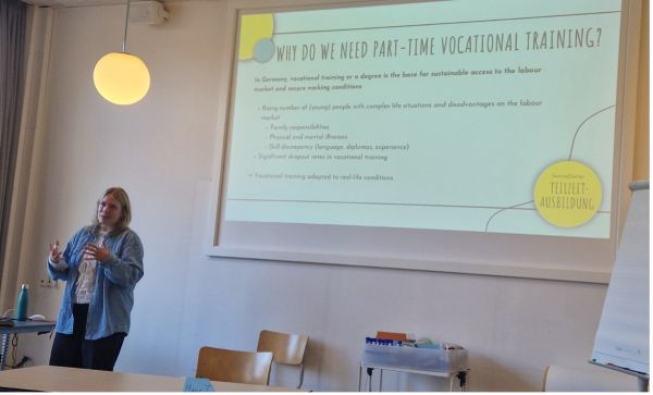 Marie Tuschmann erläutert am Beispiel des ServiceCenter Teilzeitausbildung, wie berufliche Ausbildung niedrigschwellig ermöglicht werden kann.