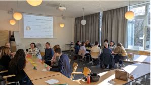 Lara Igbekele moderiert den Austausch mit Mentorinnen, Sprach- und Kulturmittlerinnen und der Schulleitung