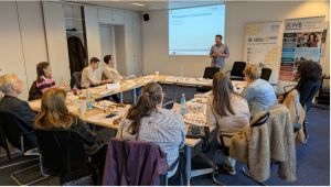 Jörg Belden kommt mit den Teilnehmern über schulische Elternkooperation und die Projektstrukturen ins Gespräch.