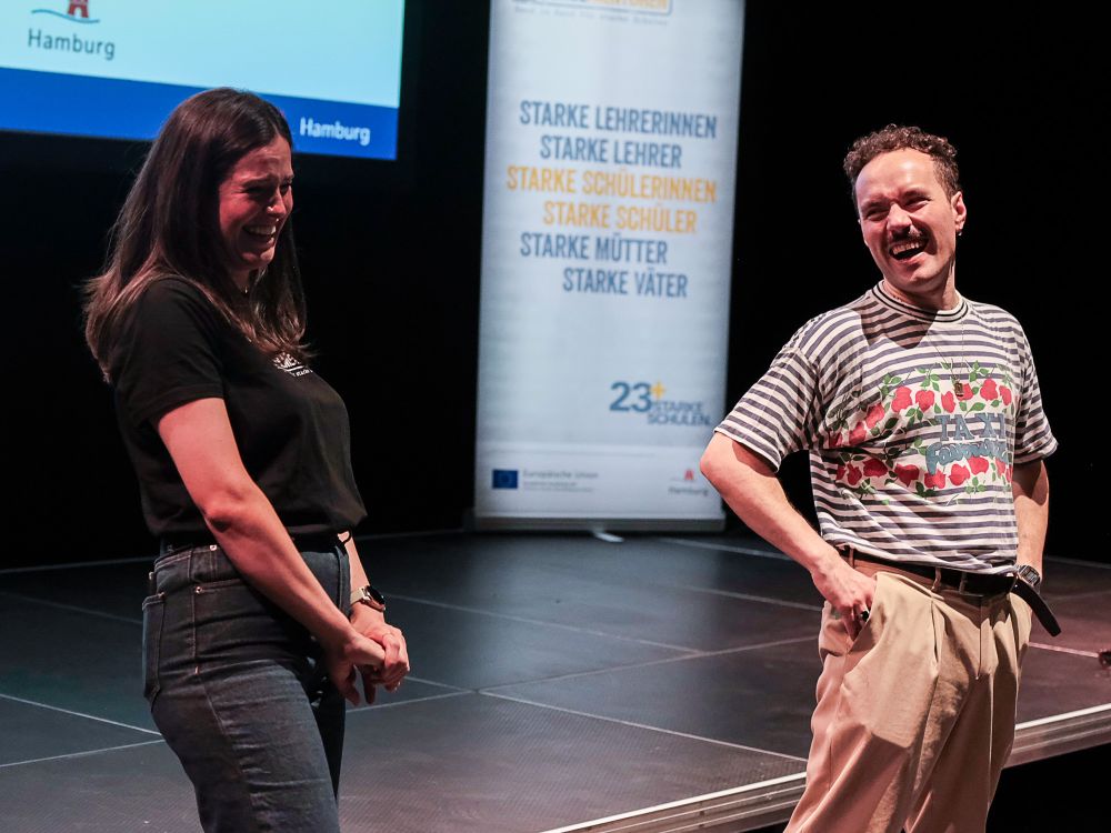 Mit Humor über Hierarchien sprechen: Im Workshop mit Göktuğ Engel entwickelten die Teilnehmenden eigene Szenen zu Erfahrungen mit Macht.